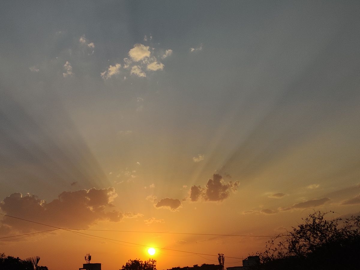 夕阳西下，如破碎蛋黄，金黄山稠汁流淌与乌云交融