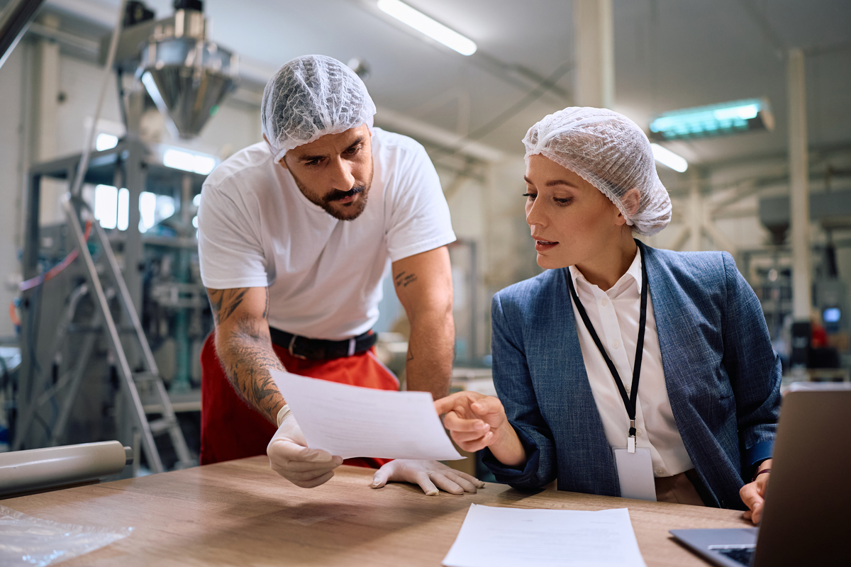 从财经新闻写作角度评价这篇文章。题目Mid-Career Crisis in Tech Jobs Impacting Older Workers 正文Mid-career crisis is prevalent in the fast-paced and unstable tech industry especially for older employees As the US Equal Em