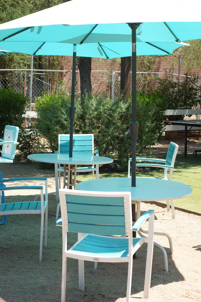 雨中也能舒适惬意！户外桌椅的完美选择