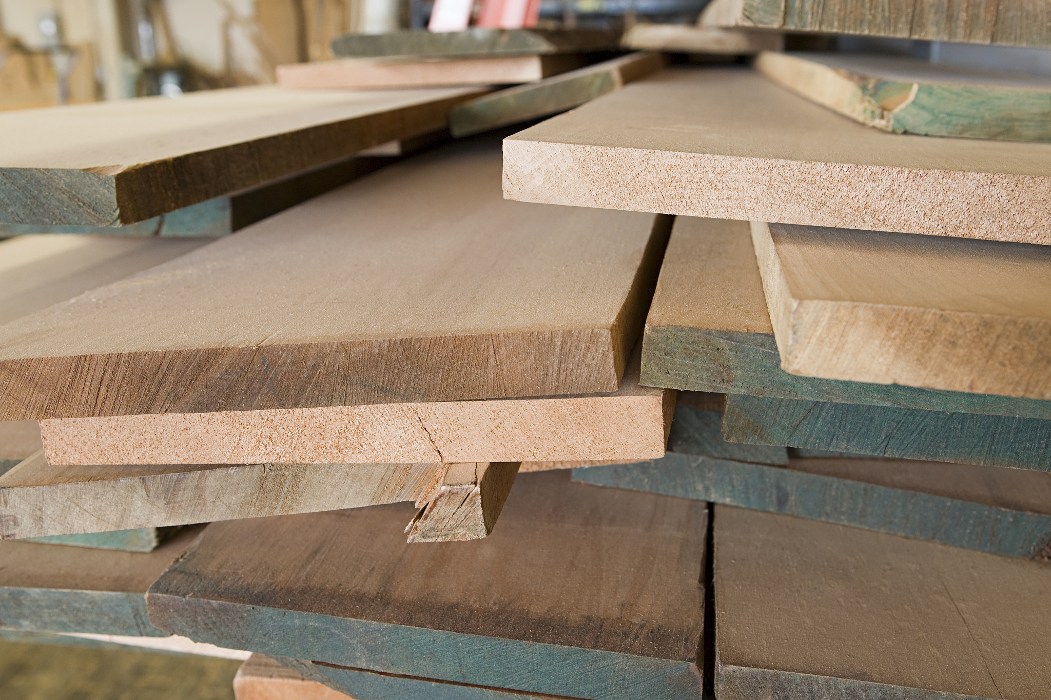 我国的家具和人造板质量现状存在着差异不同厂商的质量表现也不同。一些品牌的家具和人造板质量已经达到了国际水平例如曲美家居、欧派、索菲亚等。然而一些企业生产的产品质量不达标主要原因是在采购原材料时没有建立有效的追溯体系导致木材来源不明存在环保和质量问题。在产品设计和生产过程中没有考虑到结构的稳定性导致产品容易损坏、不耐用也未考虑到产品的安全性例如未加强产品的承重能力和使用寿命等这可能会造成产品的安全隐