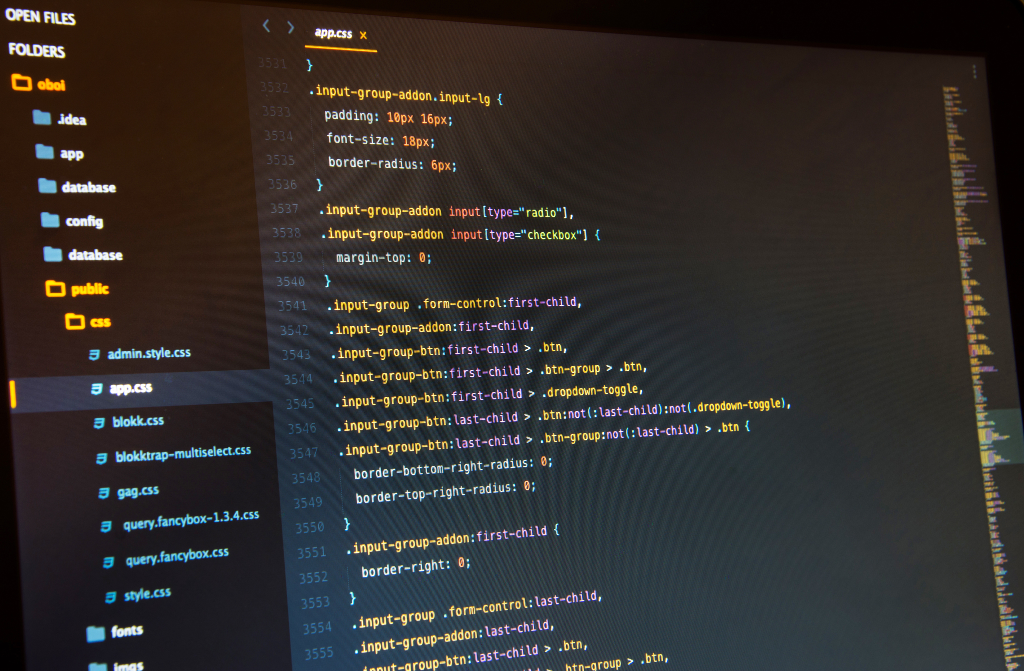 Vue组件方法解析 - 重置密码、角色选择和样式变更
