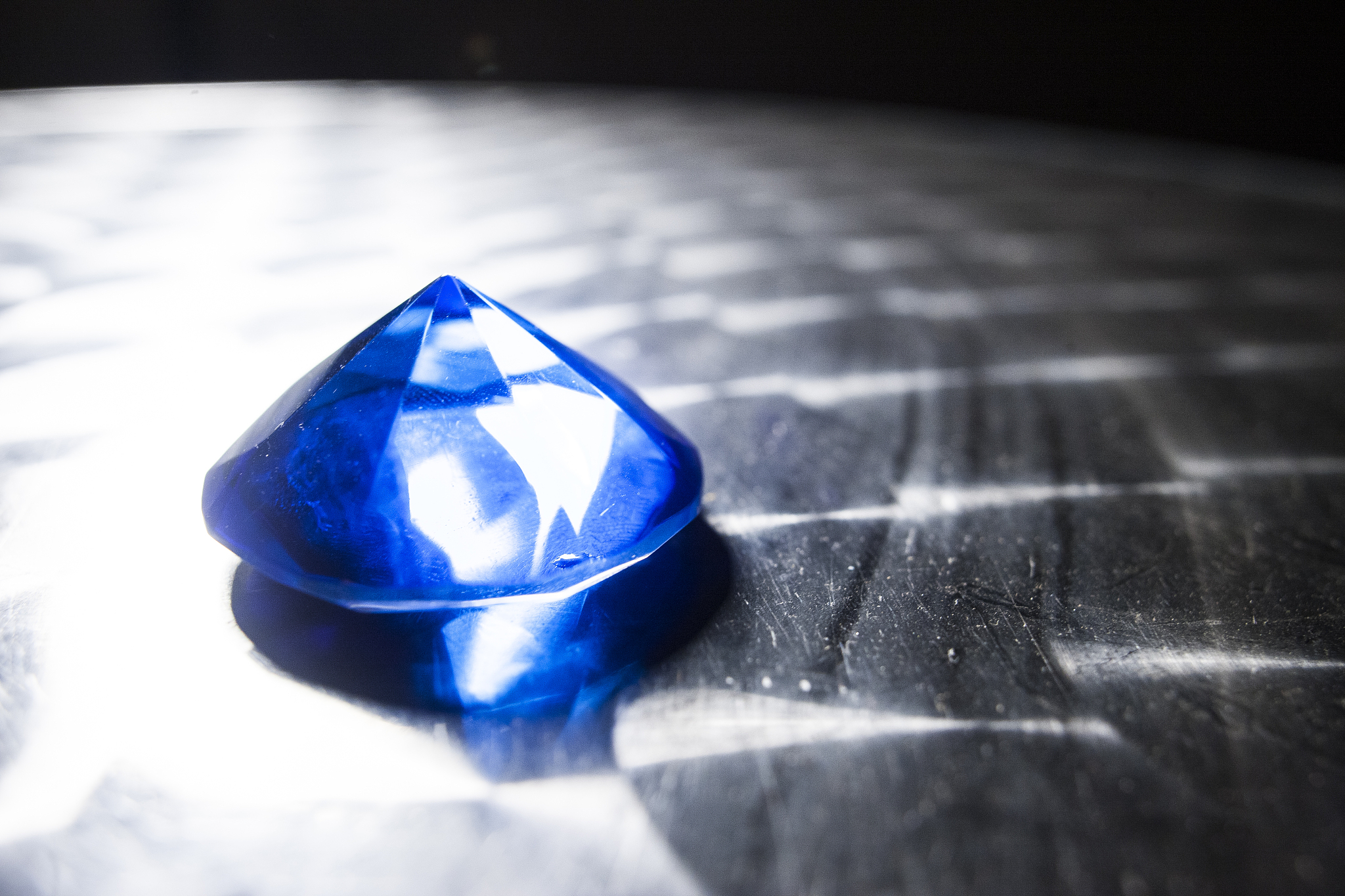 希望钻石：传奇蓝宝石的迷人故事