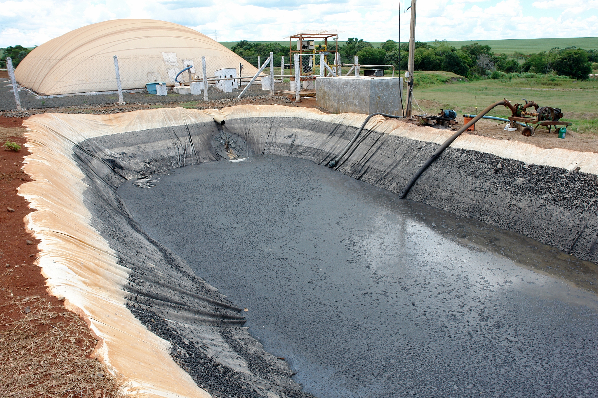 以下不属于生活垃圾填埋场主要污染源的是 A 甲烷 B 二氧化碳