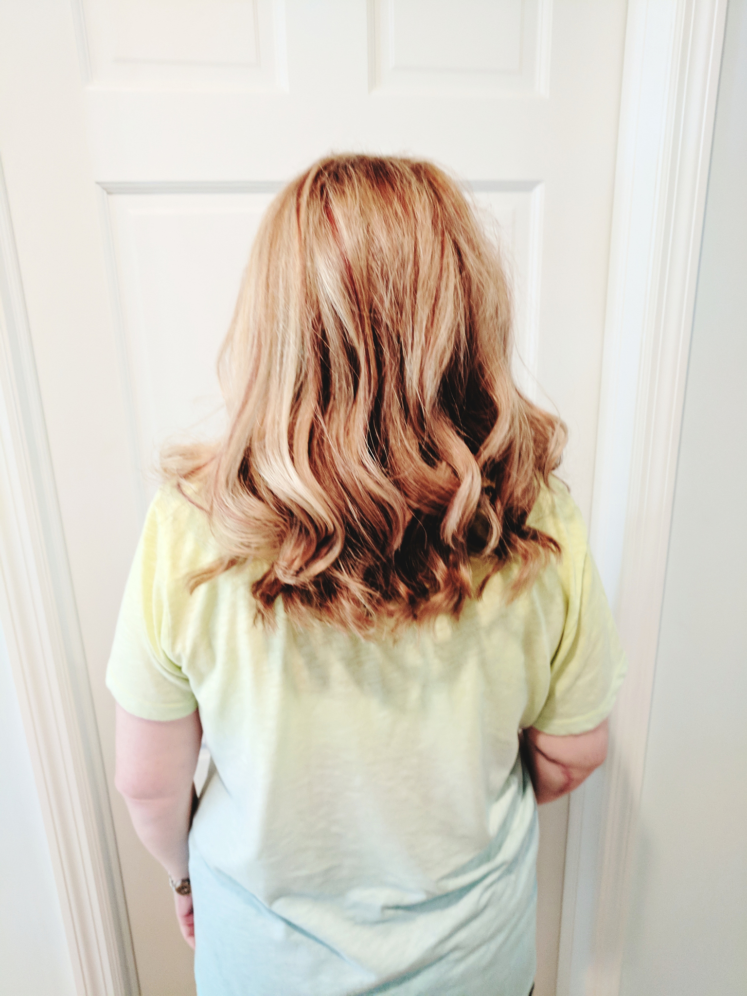 发色发红头发蓬松带点自来卷发丝粗头发厚是什么样的人