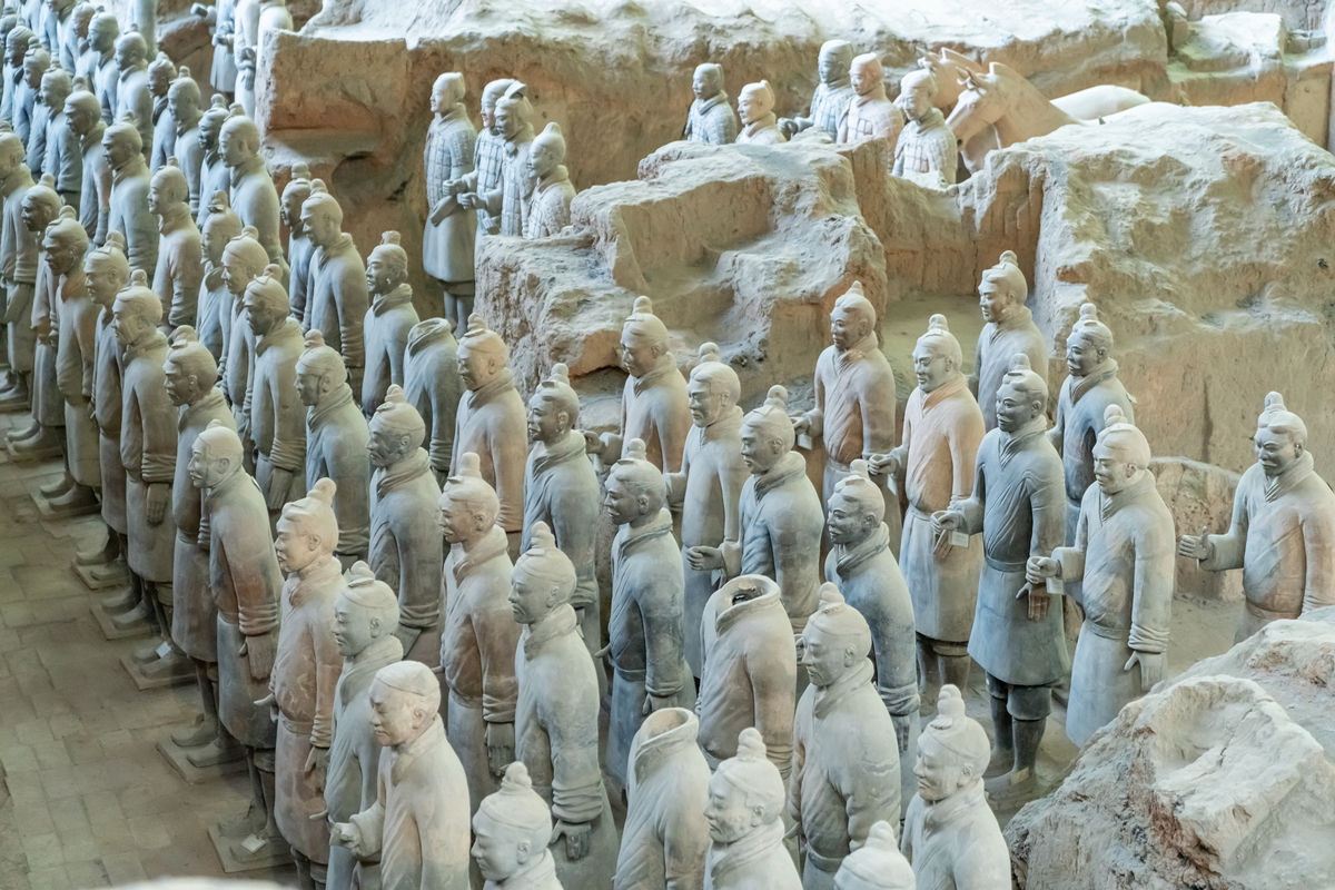 1 兵马俑：位于西安市区东北方向的秦始皇陵内是中国古代的军事博物馆是世界八大奇迹之一。2 大雁塔：位于大雁塔广场是唐代文化名人玄奘法师取得佛经后建造的是中国古代最高的方尖塔。3 西安城墙：是中国现存最完整、最大的古代城墙全长约14公里是西安的标志性建筑之一。4 大明宫：是唐朝时期的皇宫规模宏大现在只剩下一些遗址和规划重建的建筑。5 西安钟楼：位于西安市中心是中国古代城市中心的标志性建筑之一也是西安