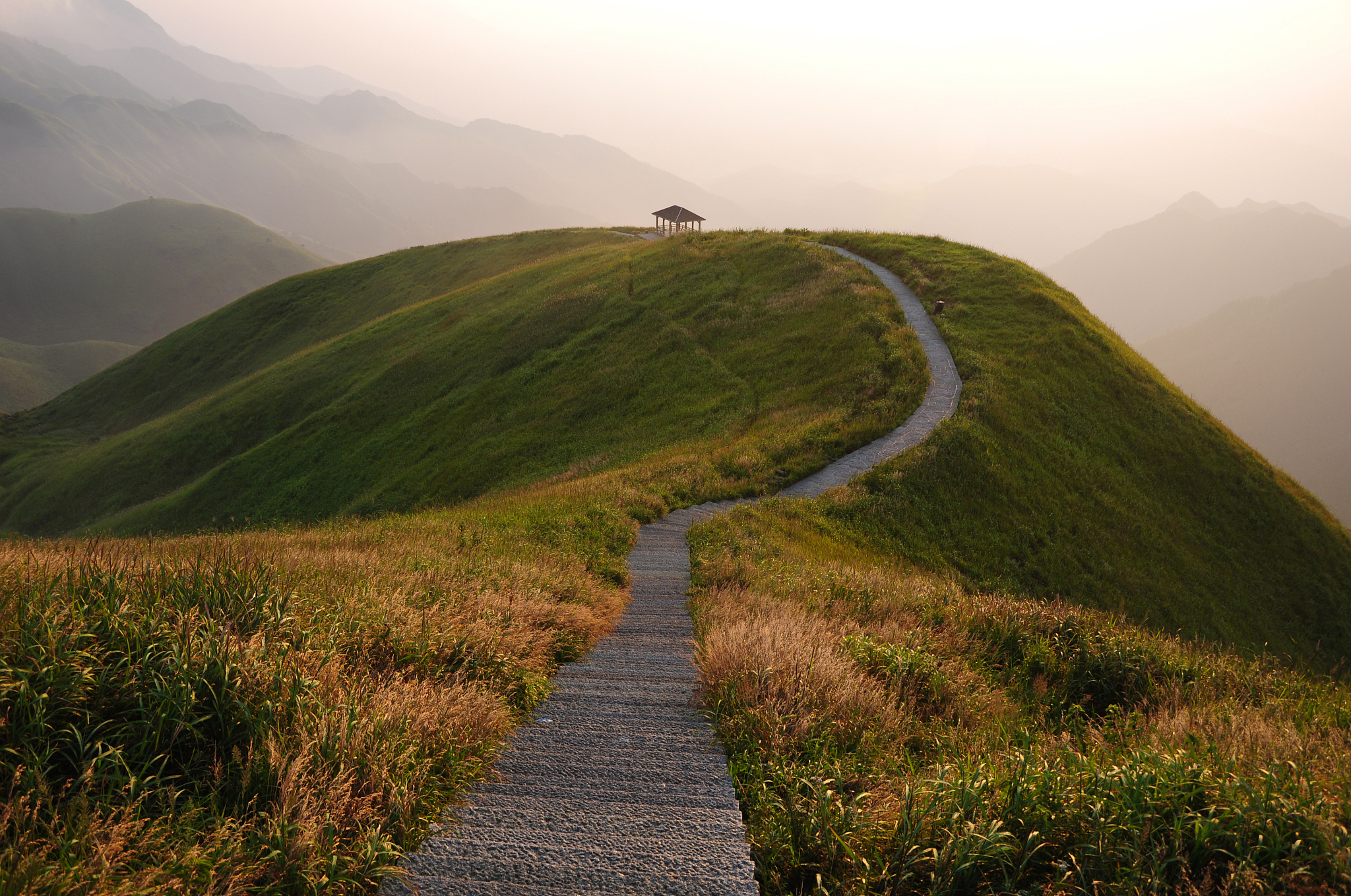 一个人去江西武功山是种什么样的体验 山脚的细雨 4小时上山伴随狂风暴雨 浑身湿透 登至山顶 打卡金顶 忽而一阵风 吹来了云海 高山草甸露出面容 夕阳宛如美人姗姗来迟 不虚此行 用韩文回答