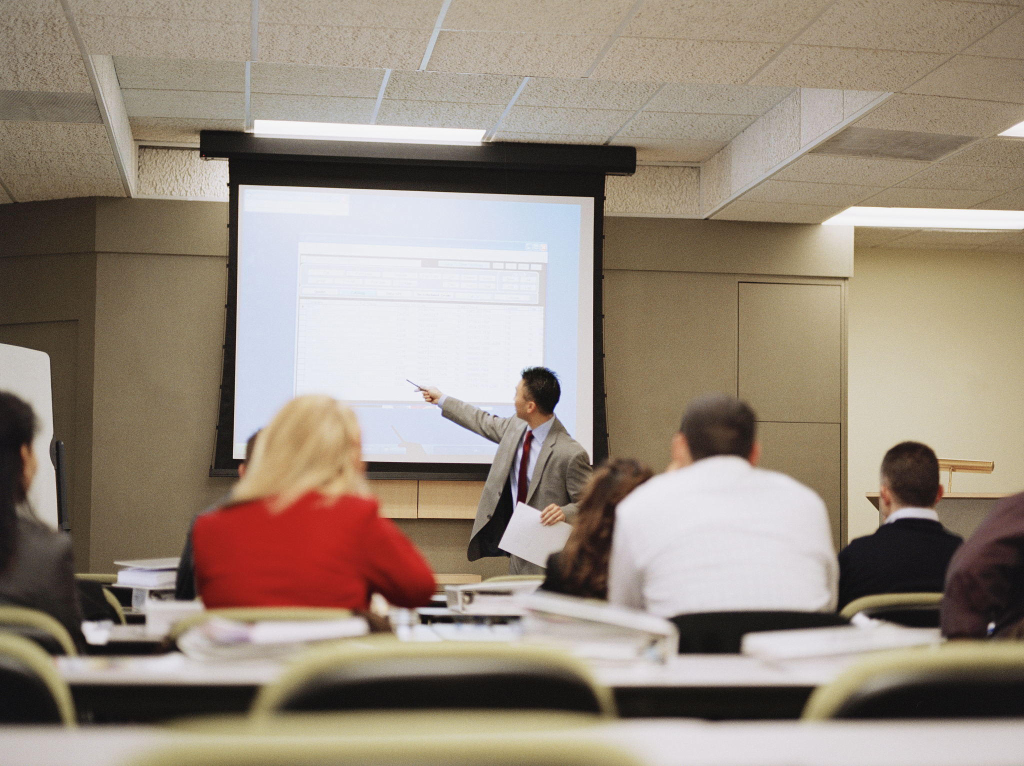 我是一名刚任教半年的大学英语讲师教授大一大二年级共五个班的学术英语阅读课。请你1000字左右的本学期工作总结和下学期工作计划吧