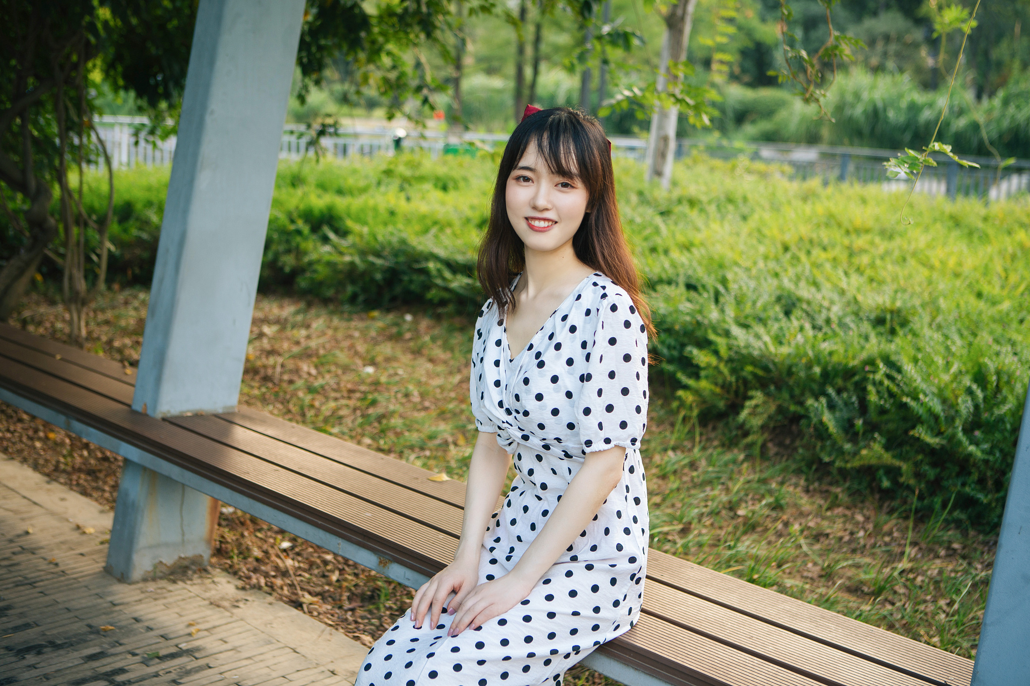 给我描述一个美丽的少女