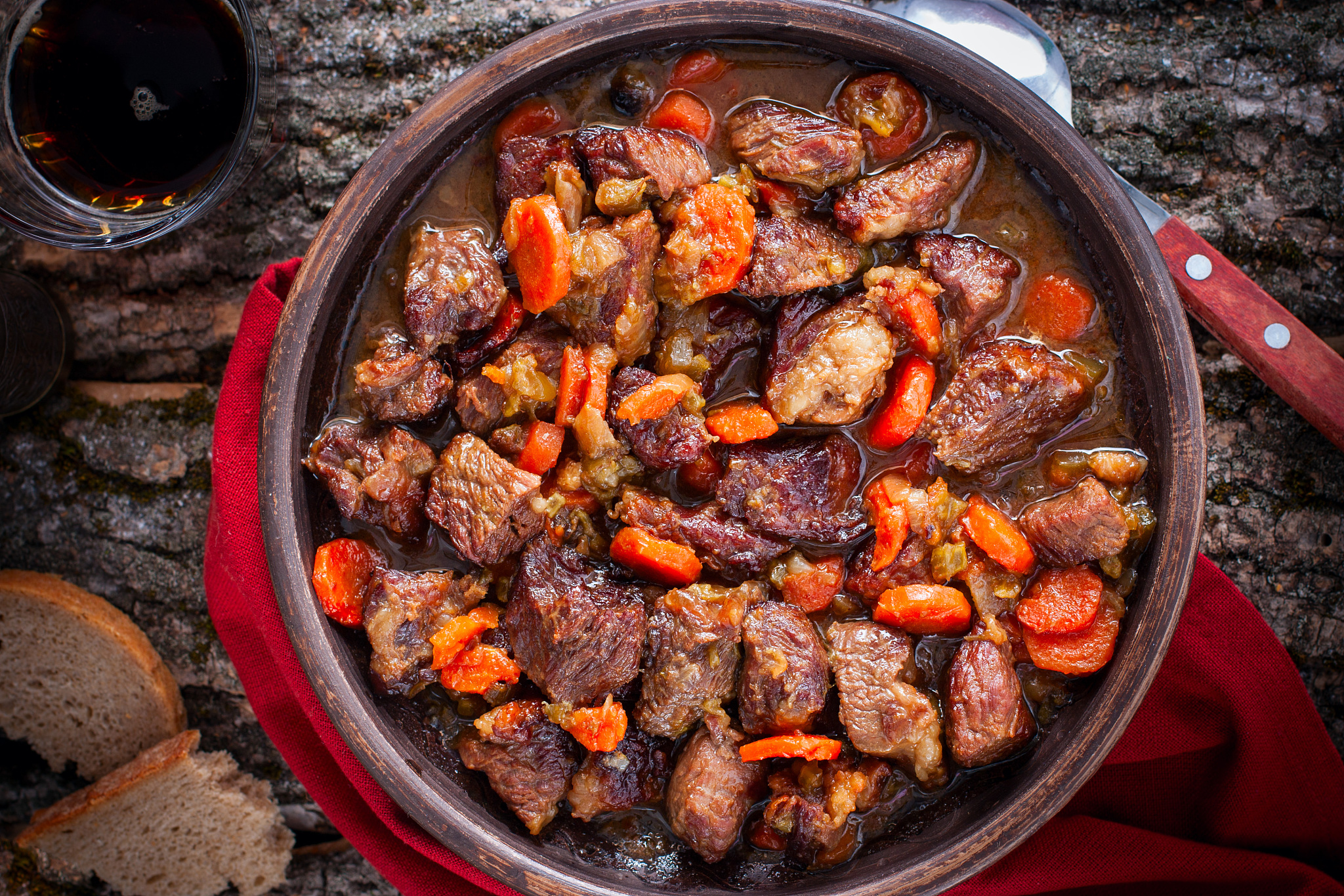 红烧牛肉必备香料：八角、干辣椒、葱姜蒜等，教你做出美味红烧牛肉