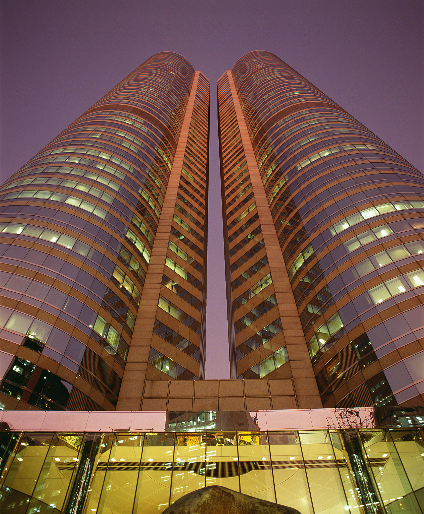 我预定了一晚香港丽思卡尔顿酒店将在7月15日我的生日当天入住酒店给我发了一封欢迎邮件文末引号内。我想要回复一封邮件希望酒店能够帮我升级维多利亚港景观房主要原因有两点：1 当天是我的生日 2 我是万豪钛金会员是万豪集团旗下酒店十分忠诚的顾客。请帮我写一封英文邮件来回复酒店表明我希望升级维多利亚港景观房且下午三点入住。Dear Mr Ms Wang Greeting from The Ritz-Ca