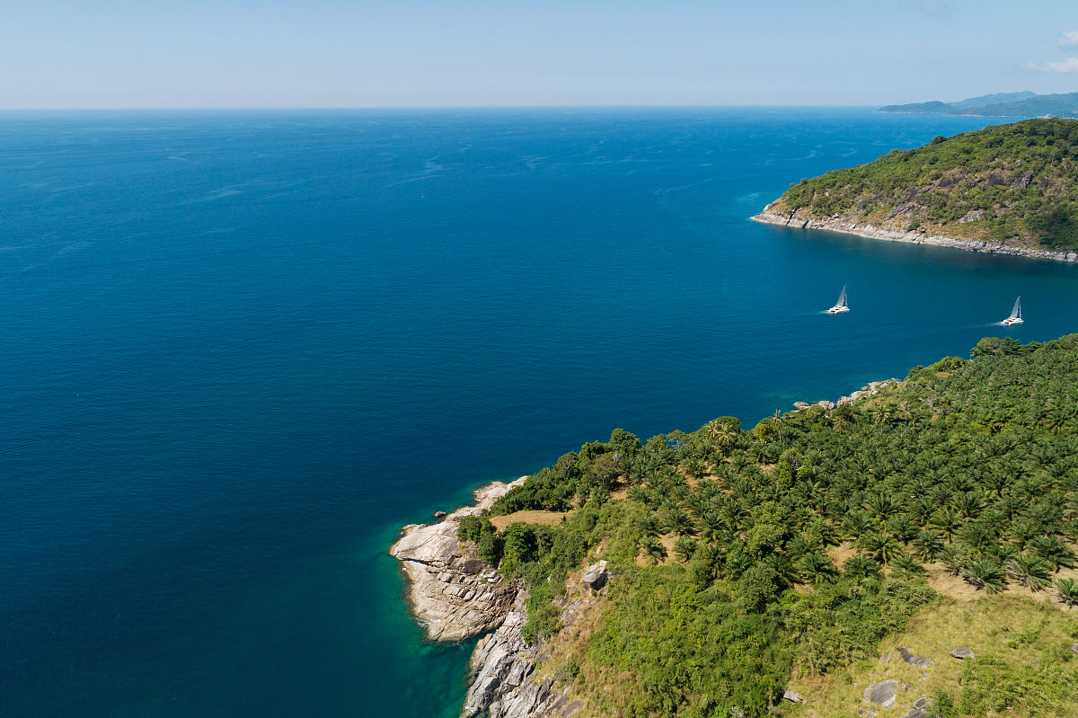 令人惊叹的海鸟瞰热带海在美丽的普吉岛美丽的山脉海滨