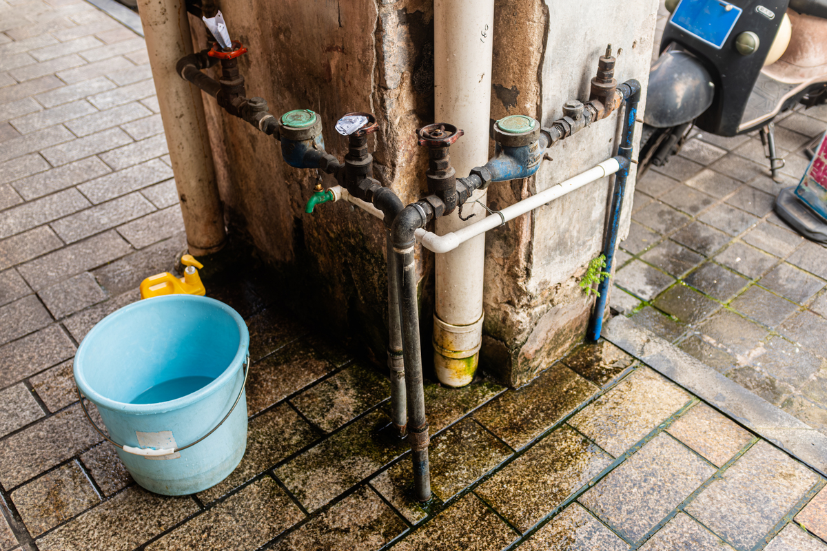 公共饮水机问题：断水和老人打水现象需重视
