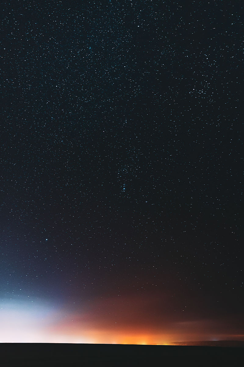 请仿照文中的语句运用比喻的修辞手法写一段文字描写夜晚天空中的景色100字左右。示例片段野花遍地是杂样儿有名字的没名字的散在草丛里像眼睛像星星还眨呀眨的。