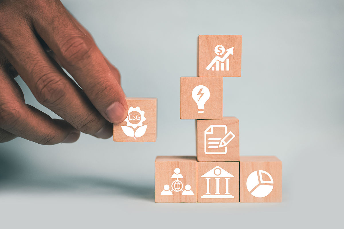 流畅地改写以下段落：随着技术的快速发展和可持续发展的重要性不断凸显采矿业蓬勃发展但也必须面对ESG要求的挑战。目前在全球范围内有些国家对ESG要求已经从宽松的指导方针逐渐转变为强制性的法规在这种强制要求下矿业公司必须履行ESG报告的义务。越来越多的国家政府机构和非盈利协会也开始重视对采矿业ESG治理的研究。其中世界黄金协会在融入了200多个组织和个人在两轮磋商中提出的反馈意见后于2019年9月发布