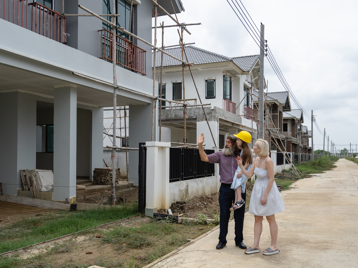 农村居民自建房违规私自扩建加层带来的隐患五千字。