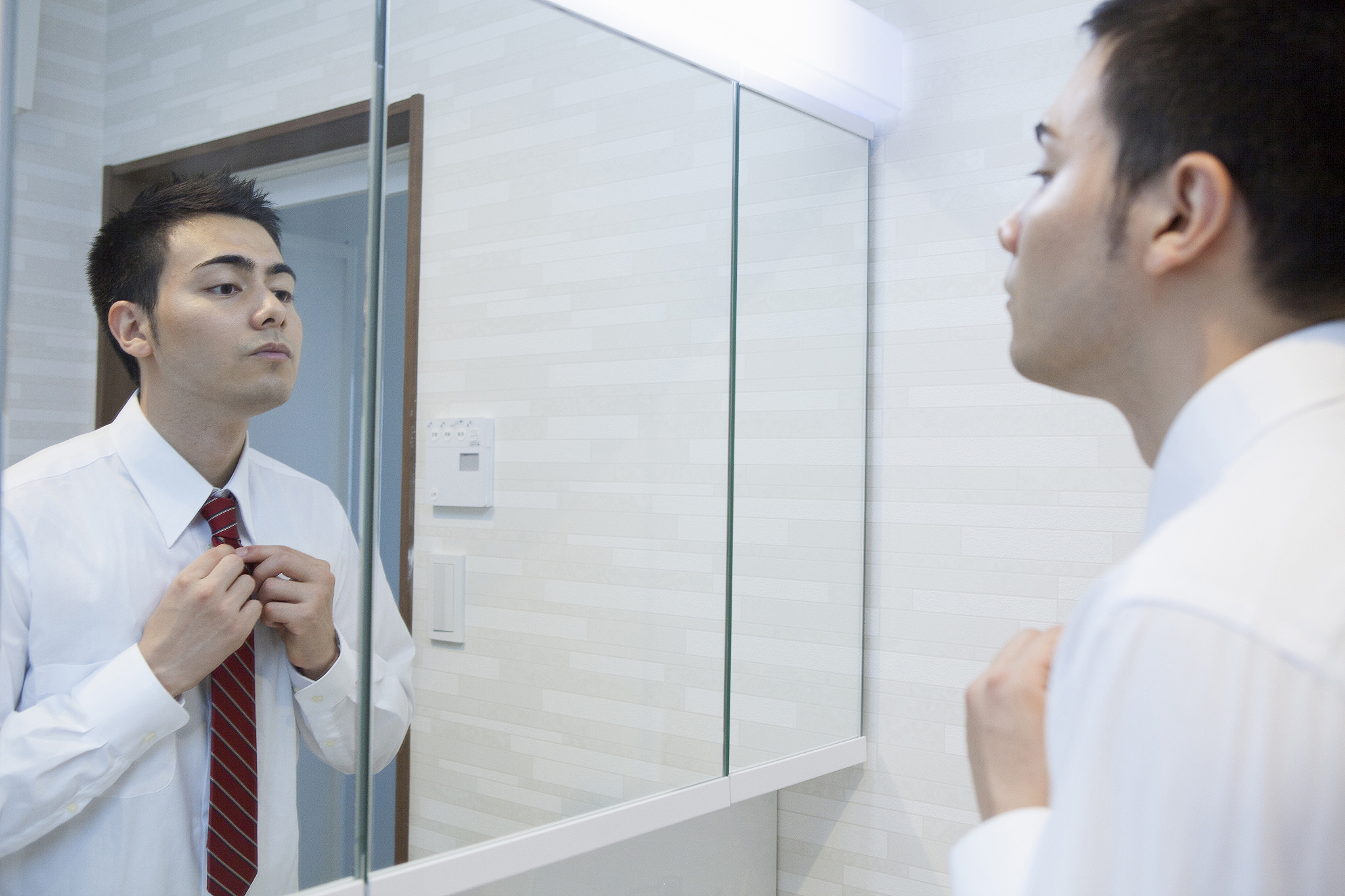 写一个人工作认真负责非常严谨细致天天晚加班工作具有什么精神200字