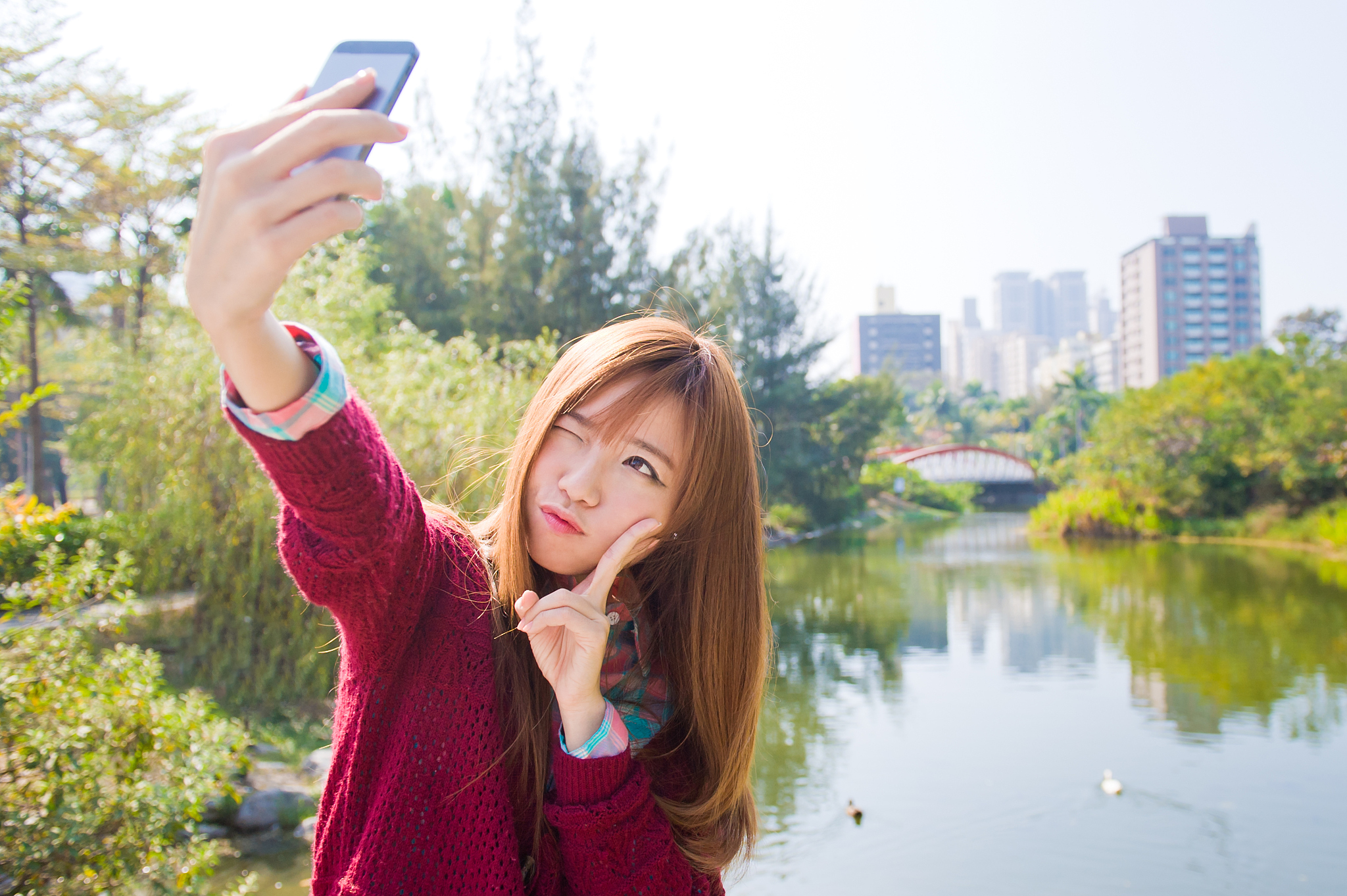 想去扫街拍人像有没有滤镜自然又有故事感的手机推荐？