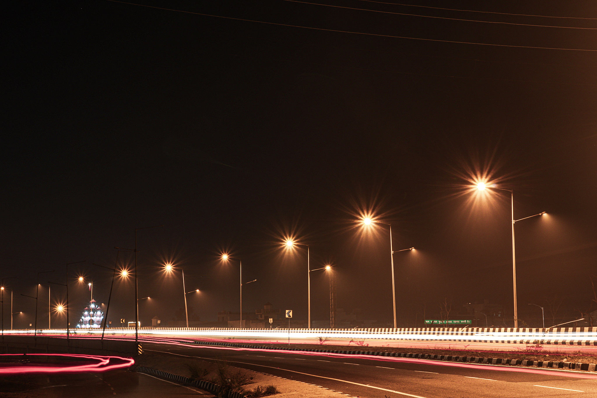 汉源大道郝寨段路灯亮化提升，丰富周边居民夜生活