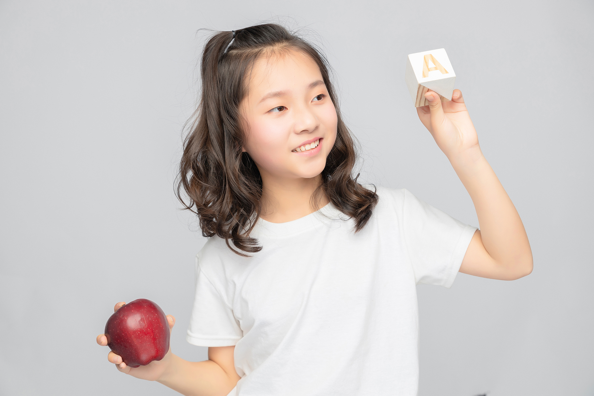 灰色背景里的亚洲小学女生
