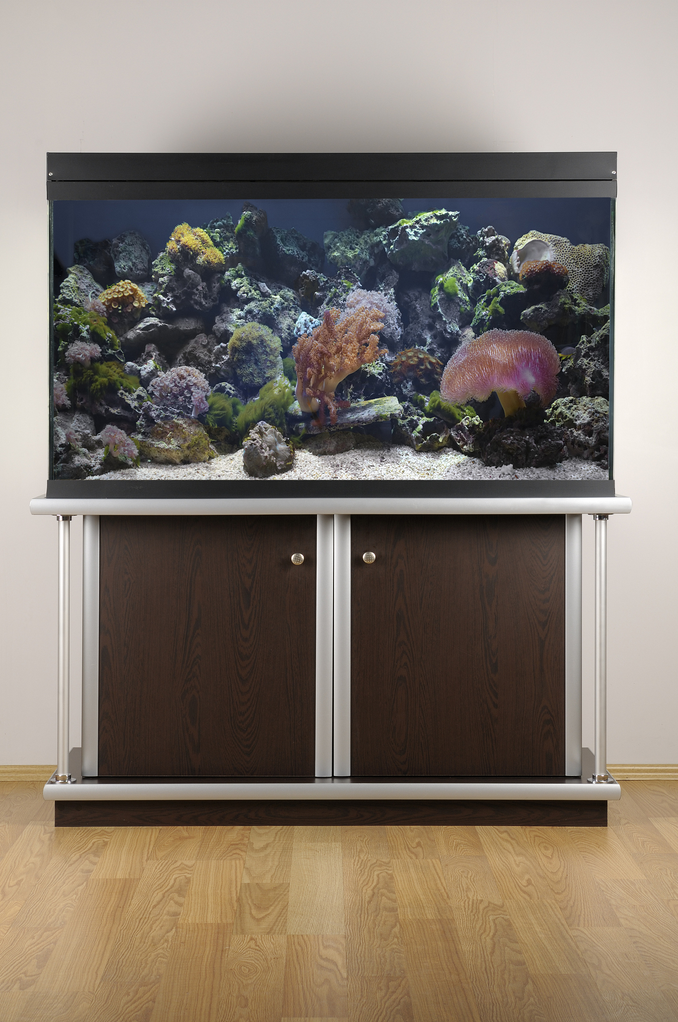 鱼缸pvc地柜好还是含木地柜好帮我用180字详细描述