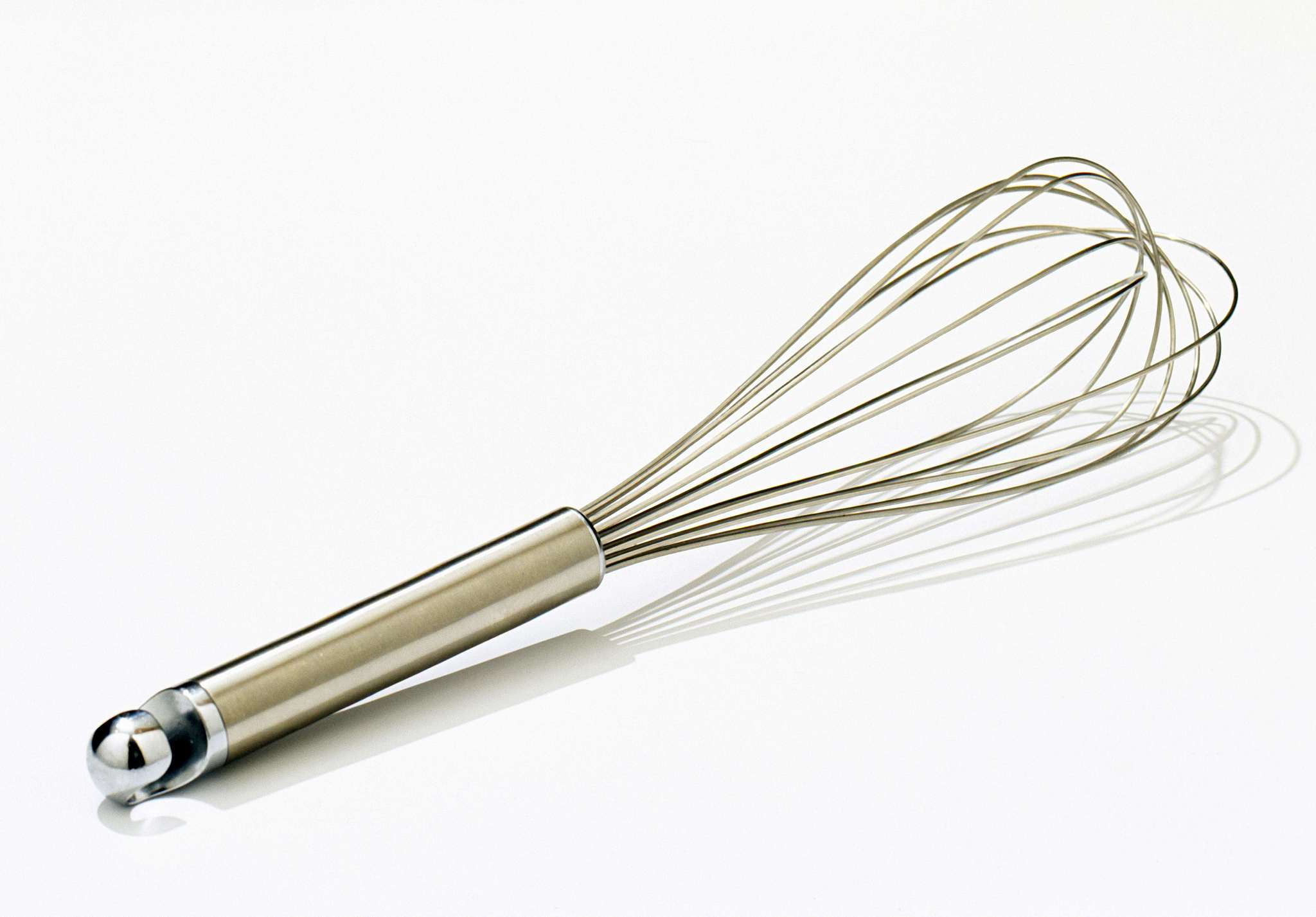 请改写和润色下面的内容直接利用003-035毫米金属线作电极不需要特定形状可节约电极的设计、制造费用；