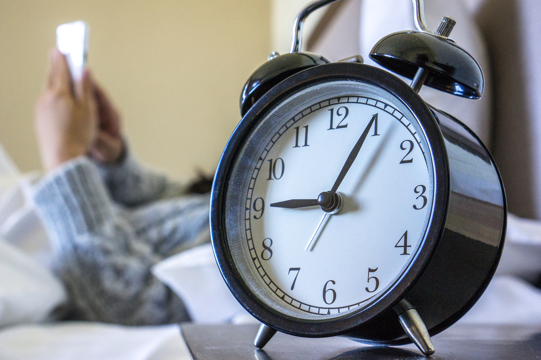 有什么办法能让我放下手机早点睡觉呢？ 以幽默的方式回答这个问题