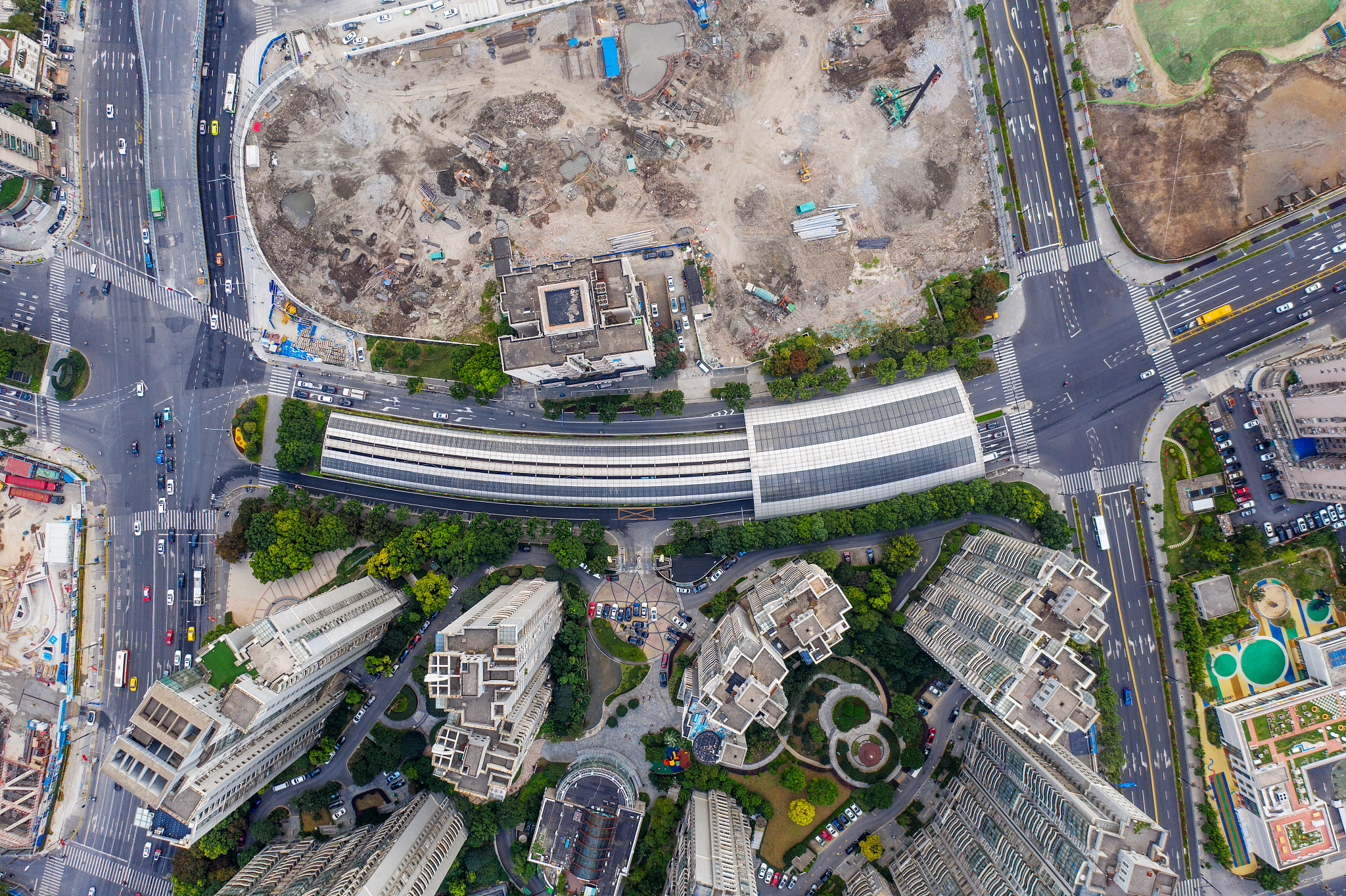 到21世纪以后随着发达地区城市大规模更新改造的完成或放缓城市步入精细化治理阶段城市修补、微更新、微改造等实践大量增加。同时以民主公民权思想、社区和市民模型等为思想源的新公共服务理论成为城市公共管理的主导理论其核心思想是将政府公共管理职能从掌舵者变为服务者并以满足不同社会群体多样化需求和偏好为目标推动规划公平性理念由群体平等迈向群体均好 22 。群体平等和群体均好同属社会公平范畴但层次不同。群体平等