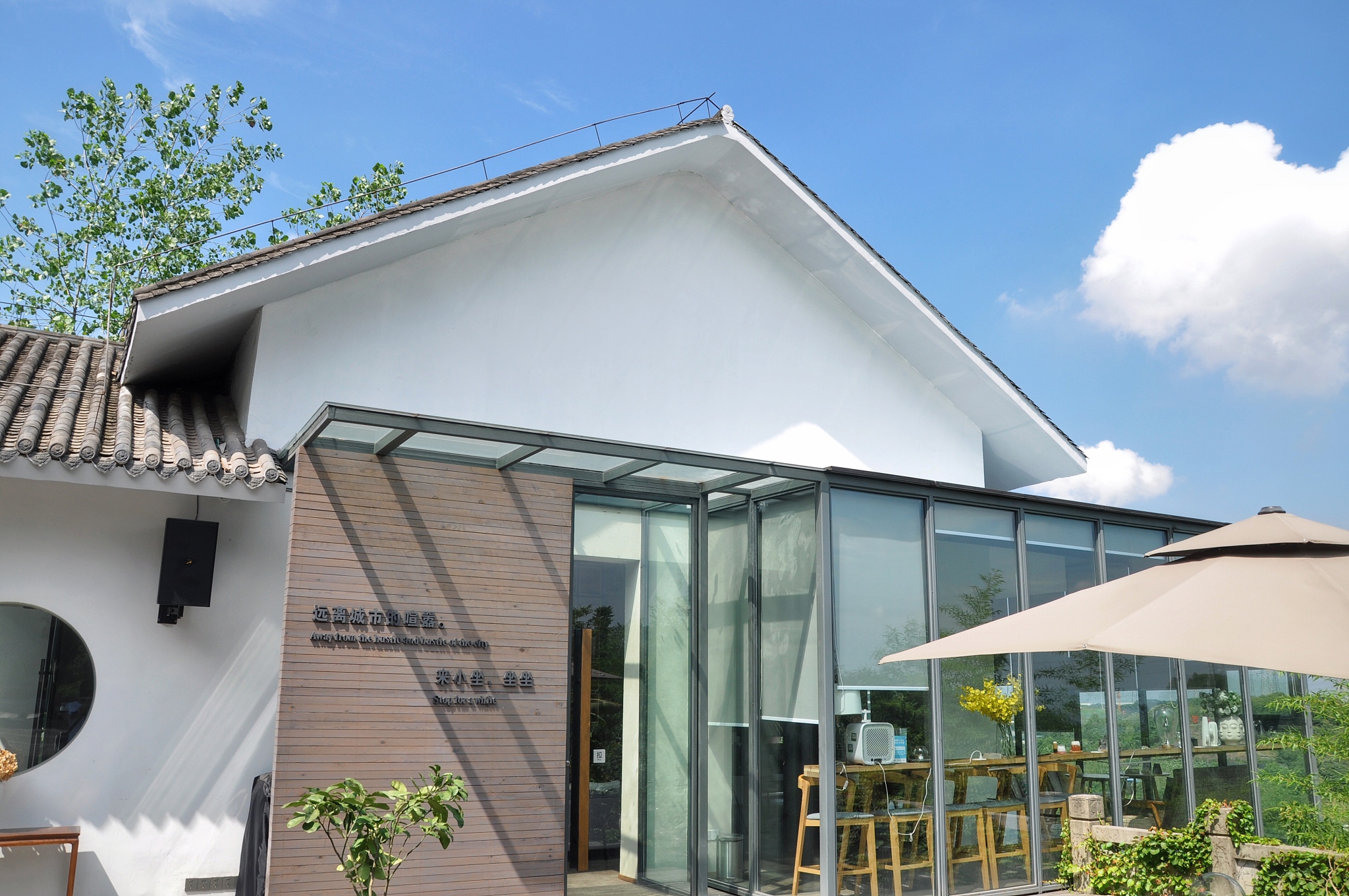 弥勒军校路鸿福沙发家具厂附近有哪些民宿帮我用200字详细描述