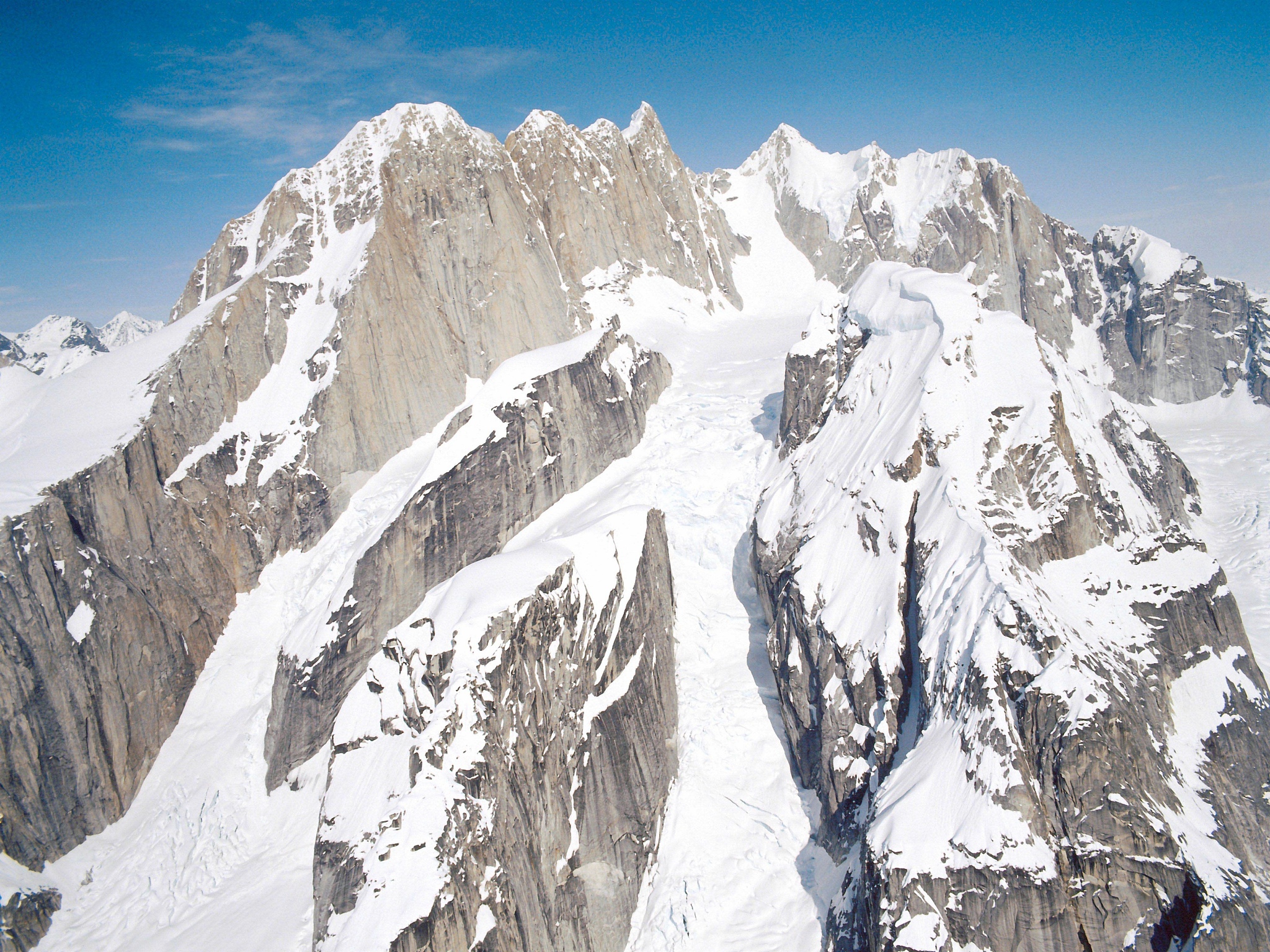 雪山：壮丽景观、生态宝库与登山挑战 - 探索世界雪山之美