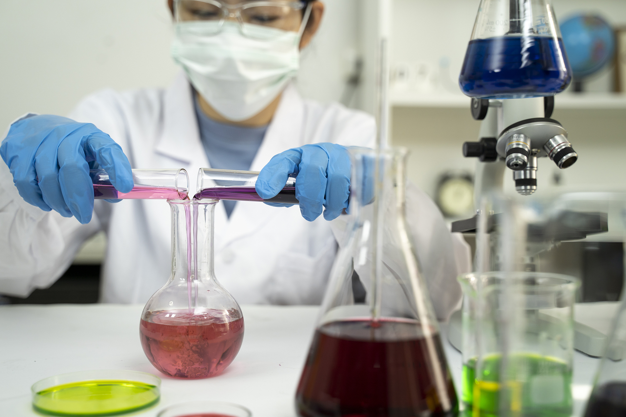 重庆职业学校应用化学专业：优势、劣势及就业前景