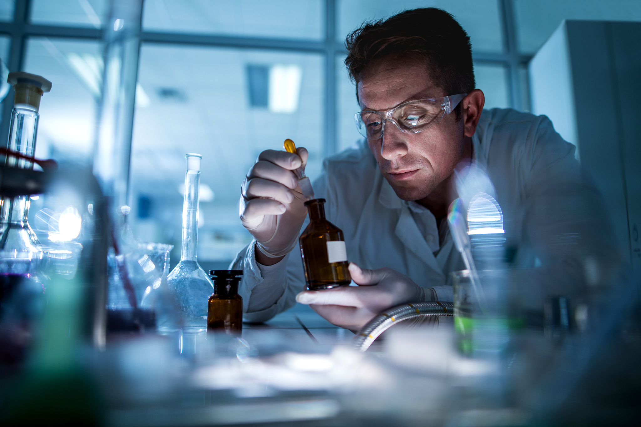 请简短的描写一个苛刻严谨的科学家