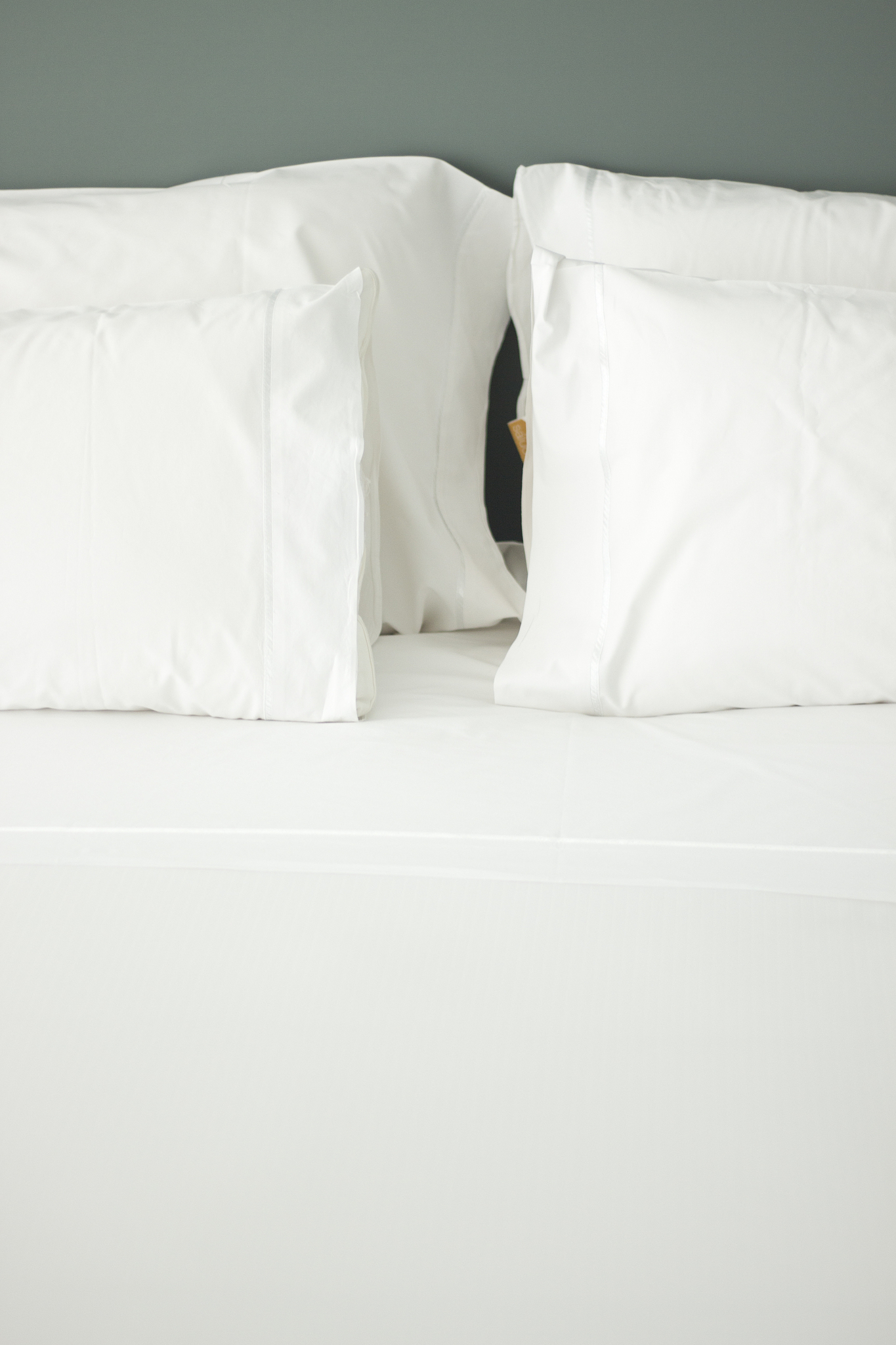 luxury five star hotel bedroom bed sheets and linen clean