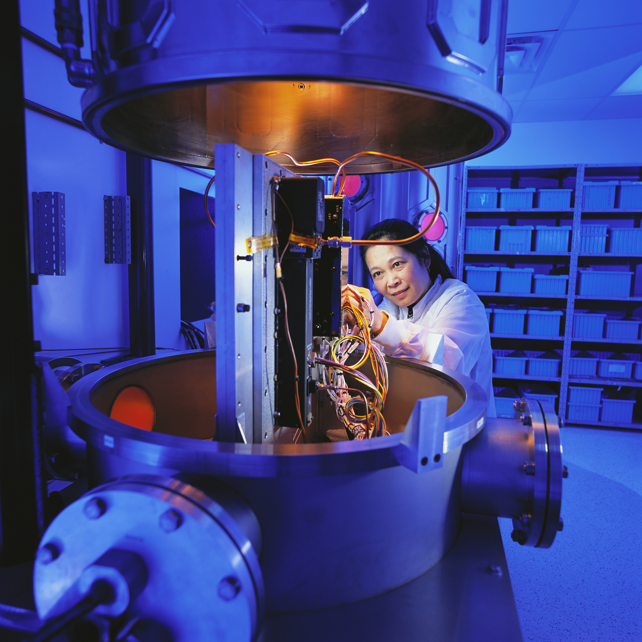 磁场强度只决定于电流的大小和线圈的几何形状与磁介质无关而磁感应强度与磁导率有关