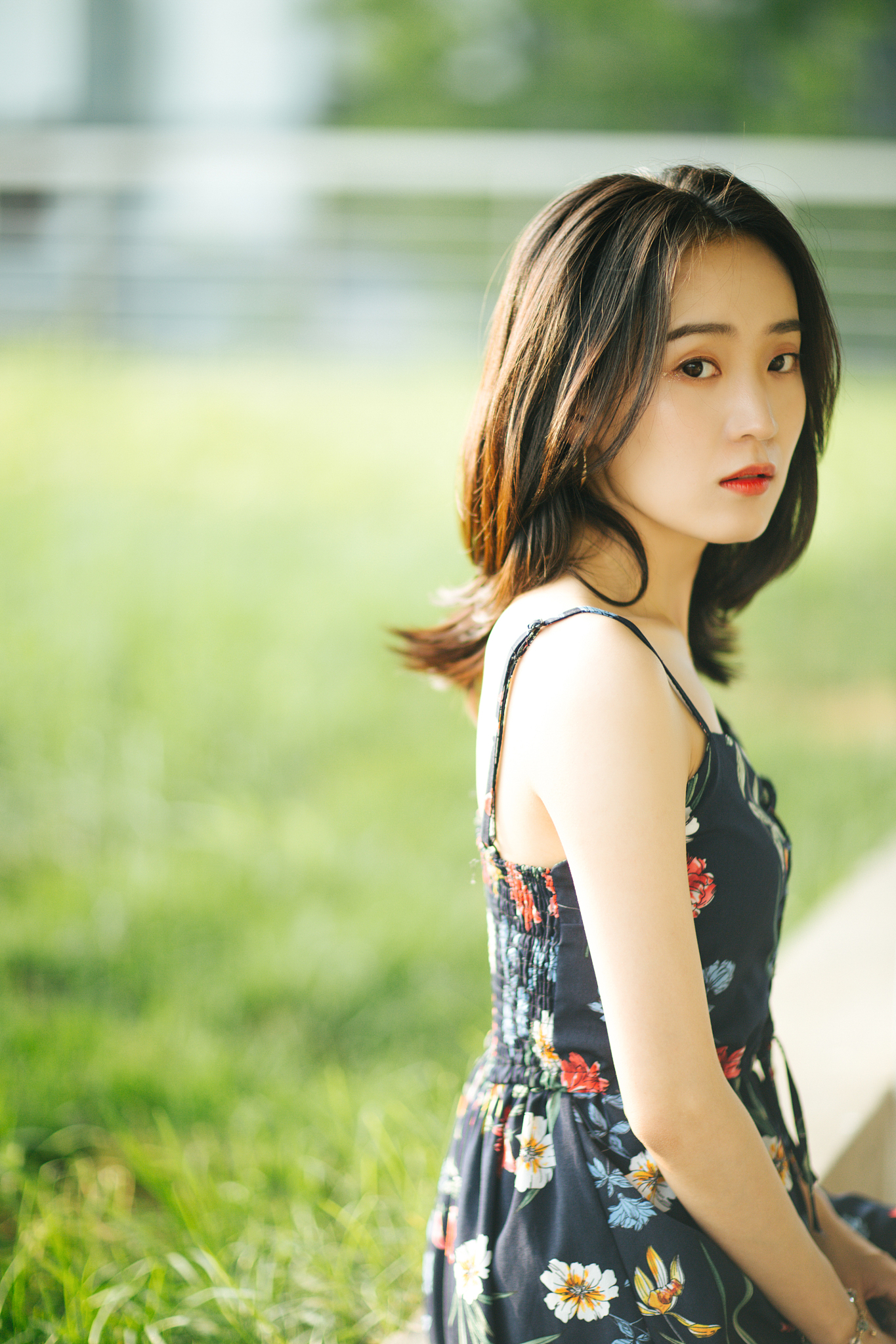 她很漂亮，第一眼就让我心动：对美丽女孩的倾慕之情