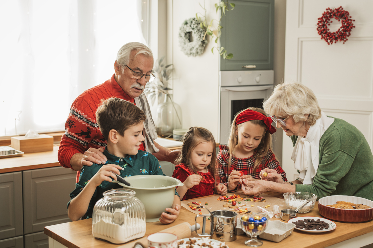 外婆的温柔唤醒：一个温馨的画面