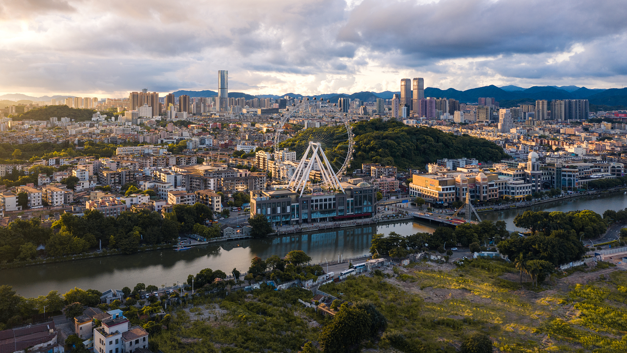 广东中山岐江摩天轮日出全景