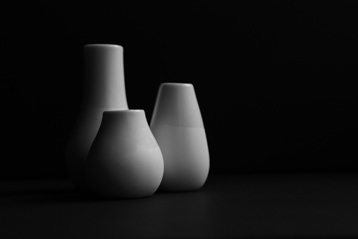 写一段类似下面的玻璃花瓶的根据研究发现葡萄酒的历史越悠久它就越能主导市场的方向但是一些在葡萄酒市场占有很大地位的葡萄酒品牌却没有致力于推出新的包装包装缺乏特色难和消费者产生共鸣1。虽说葡萄酒是一个悠久的行业但是随着当今世界经济的发展人们消费水平提高人民大众喜好多样化的情况下传统的葡萄酒品牌包装已经不能满足人们的审美与喜好需求在这个大势所趋的环境下我们应结合之前的经验教训以及关注世界与时俱进跟进人们