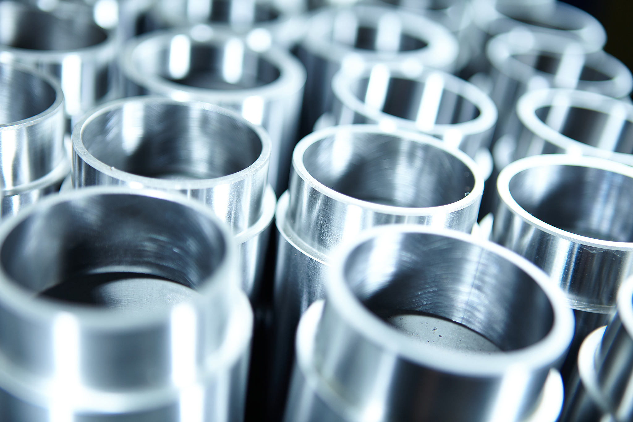 从军用领用+民用领域两块来写军用领域是我们的主要服务领域但我们的利润主要来源于民用领域：与中小企建立良好的合作关系这一方面总结下面的文章航空航天、核工程和军用装备制造等高技术领域的机械运动部件面临高速、高温、 重载等苛刻工作条件这就要求润滑材料在变温条件下具有连续、稳定的摩擦系数和可靠的耐磨性及高的强度、抗氧化、抗蚀等性能。目前高温润滑材料主要有利用氧化物减摩机理实现高温润滑的自润滑合金复配固体润