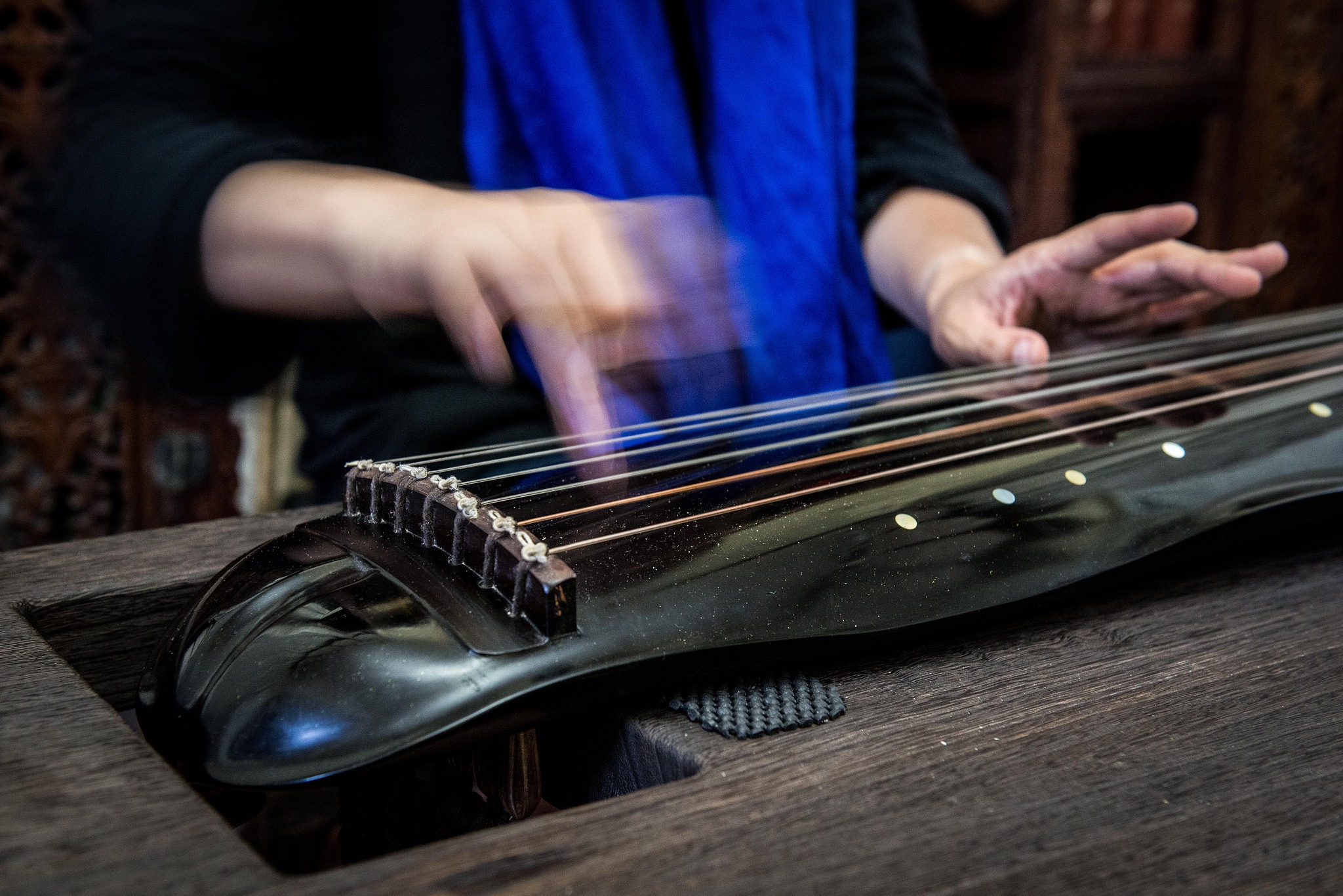 琴师啊琴师！你可知欺君乃是死罪臣知 。那你为何只用木琴不用桐木琴？桐木琴是她给我的此生只为她抚桐木琴。你就不怕朕杀你？臣的命就是她一碗粥就回来的不值钱。她是谁？她只是你三千佳丽中的一个却是我此生走不完的诗句。根据以上对话编写一个爱情故事要求2000字