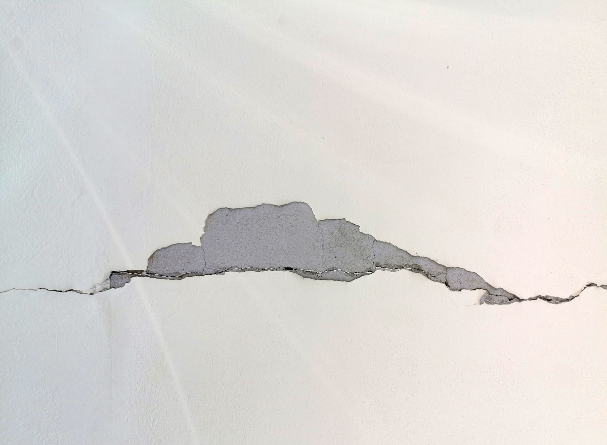 对论文《土木工程中混凝土结构裂缝的产生原因及防治措施》的摘要进行写作