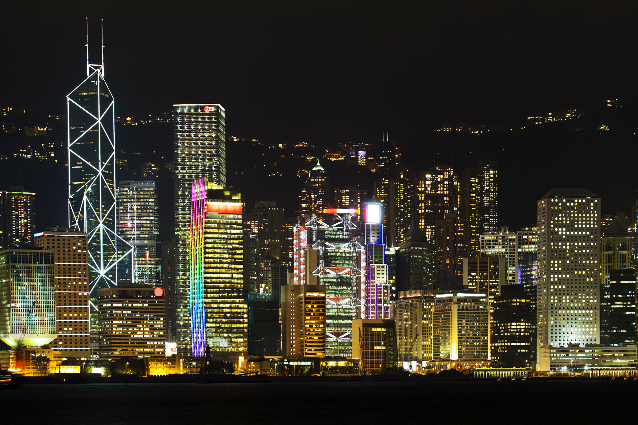 从灯火辉煌看未来：香港经济将持续恢复