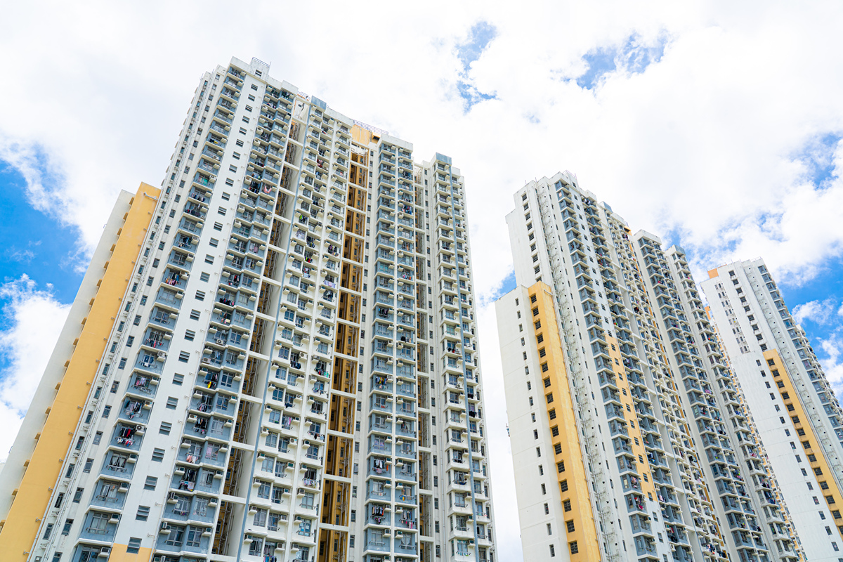 阐述800字：社区民生设施建设水电、安全、排水、停车管理等对高端住宅项目价格存在显著正向影响。