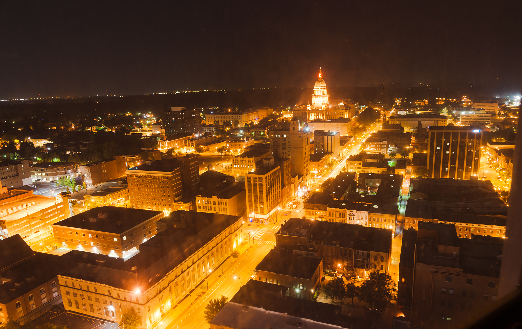 night light looking to state capital building,springfield illino