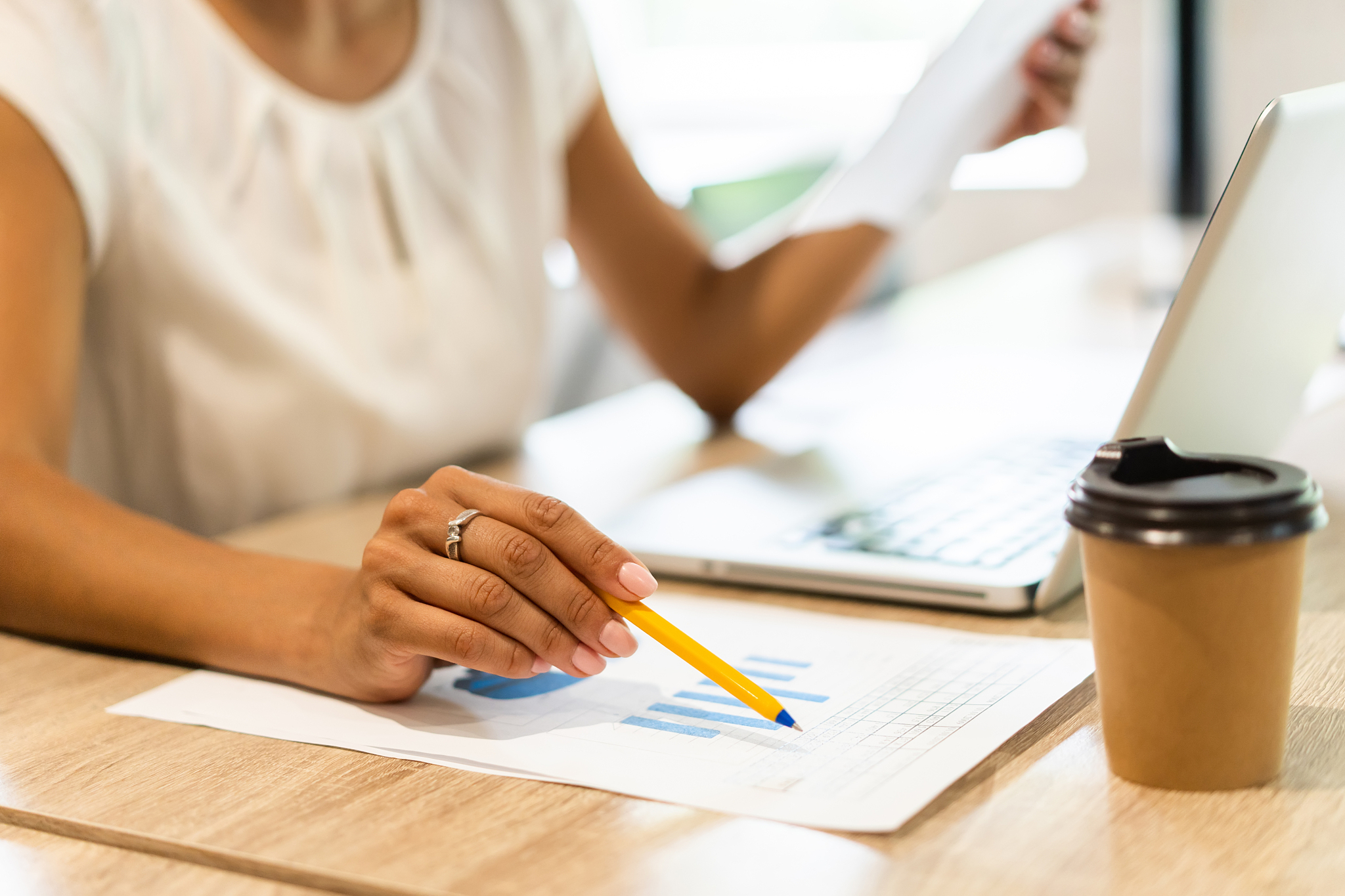 安全和性能也得到了保证即使关闭软件也可以保存。把上述文字换成意思一样的一段尽量不要重复。