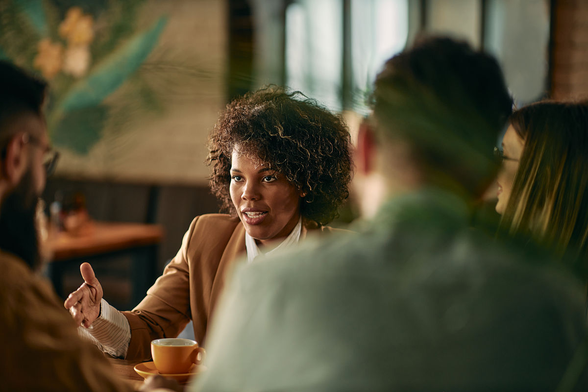 贫民窟的百万富翁：如何运用艺术手法展现戏剧冲突