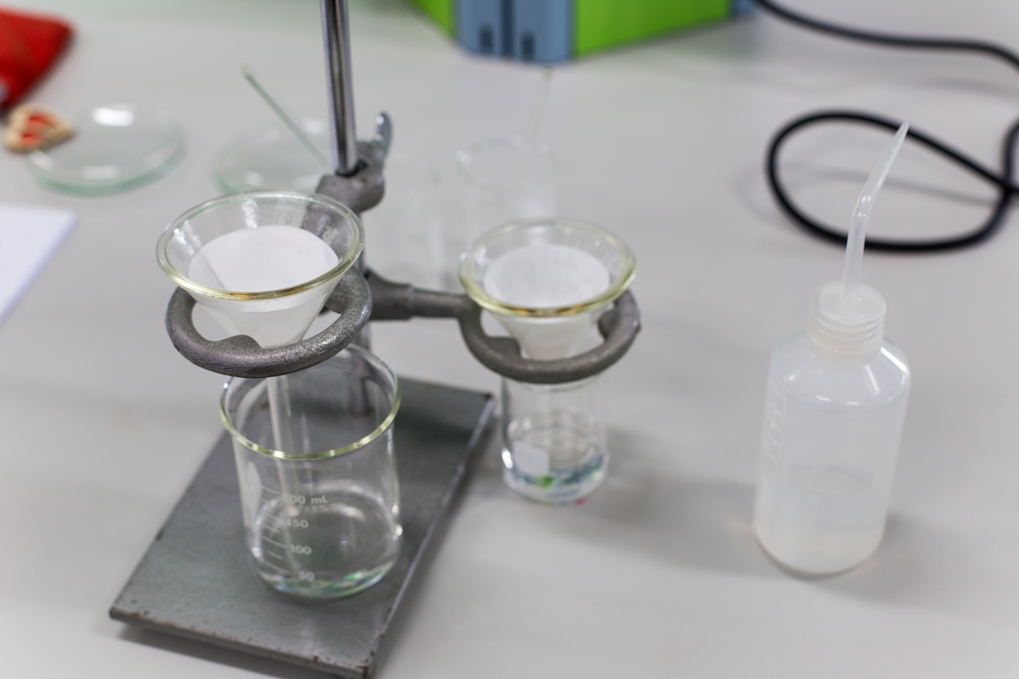 石蜡切片脱水后直接放蜡烛油吗？