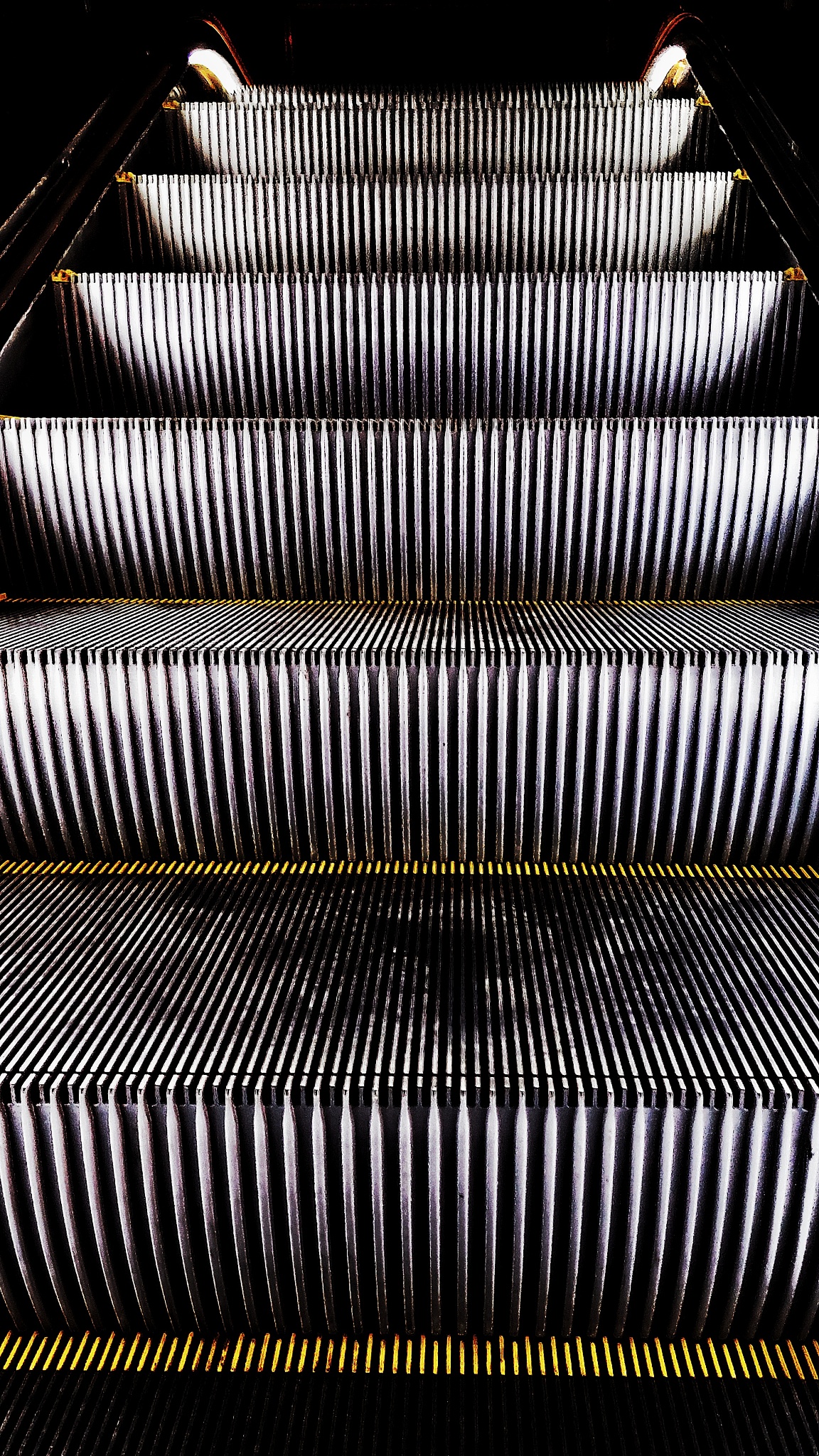 翻译：There are several different types of belt drives including standard belts V-belts cogged V-belts and synchronous belts There are different cost and operating advantages to each type In general sync