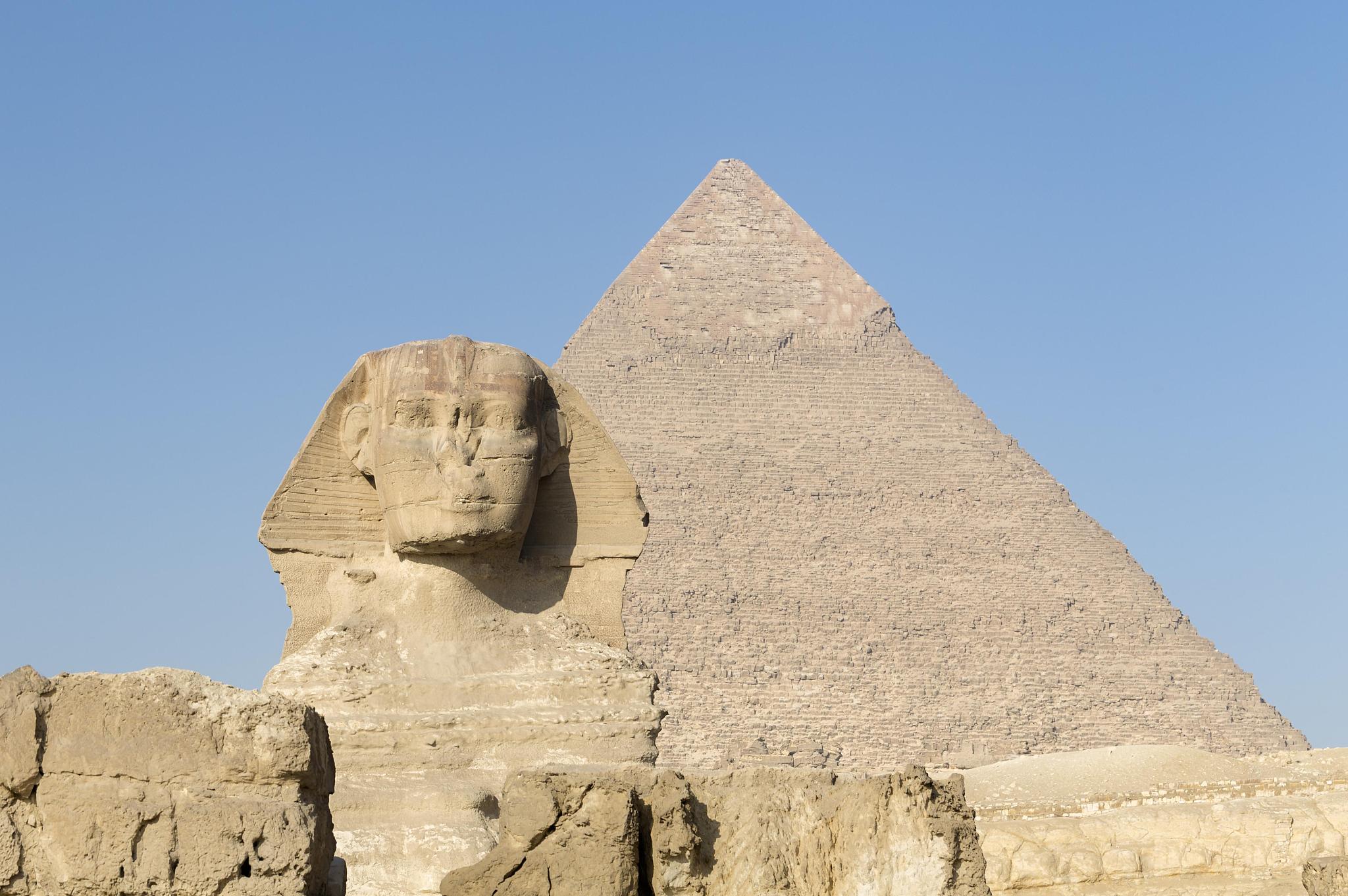 the great sphinx with the pyramid of khafre in the background, g