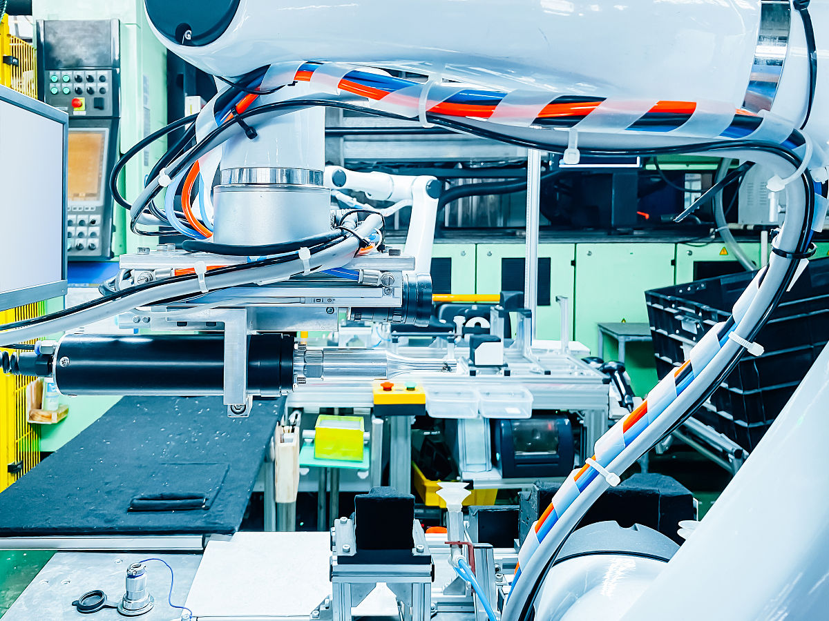 第1章 飞机发动机维修技术的发展历程11早期飞机发动机维修技术的发展12飞机发动机维修技术的关键里程碑13新技术的引入和发展131 数字化技术的应用 132机器学习和人工智能的应用 133其他创新技术的应用第2章 飞机发动机维修技术的发展趋势 21 自动化和智能化的趋势 22数据驱动的维修技术23预测性维修和健康管理系统的发展第3章 一例飞机发动机故障维修实践 31故障介绍与分析 本次