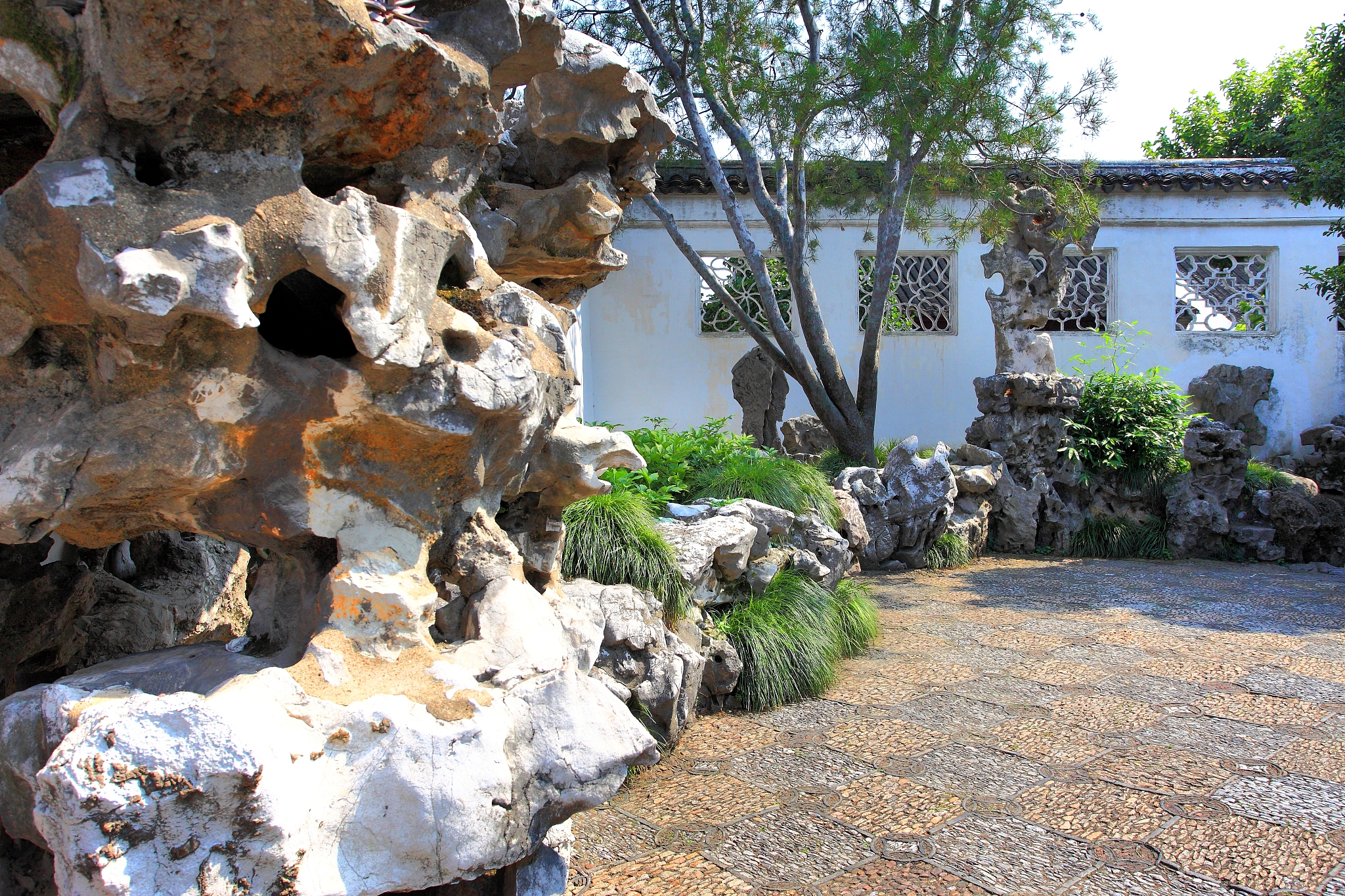 亭子假山水中式庭院写一段描述 亭子假山水中式庭院写一段描述